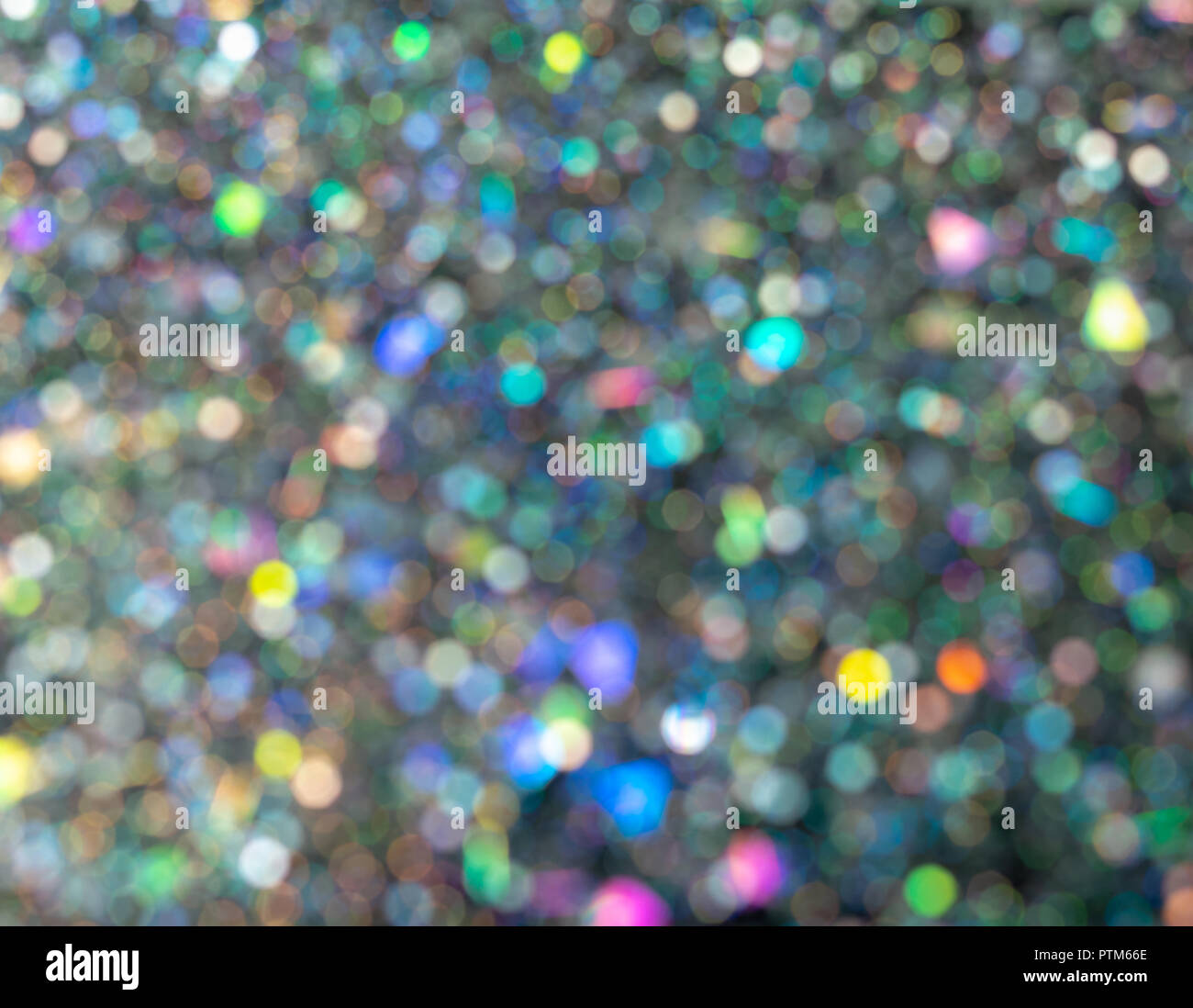 Bella bolla bokeh di fondo. Sfocata glitter olografico su sfondo nero. L'arte astratta multicolor glitter sfondo bokeh di fondo. Foto Stock