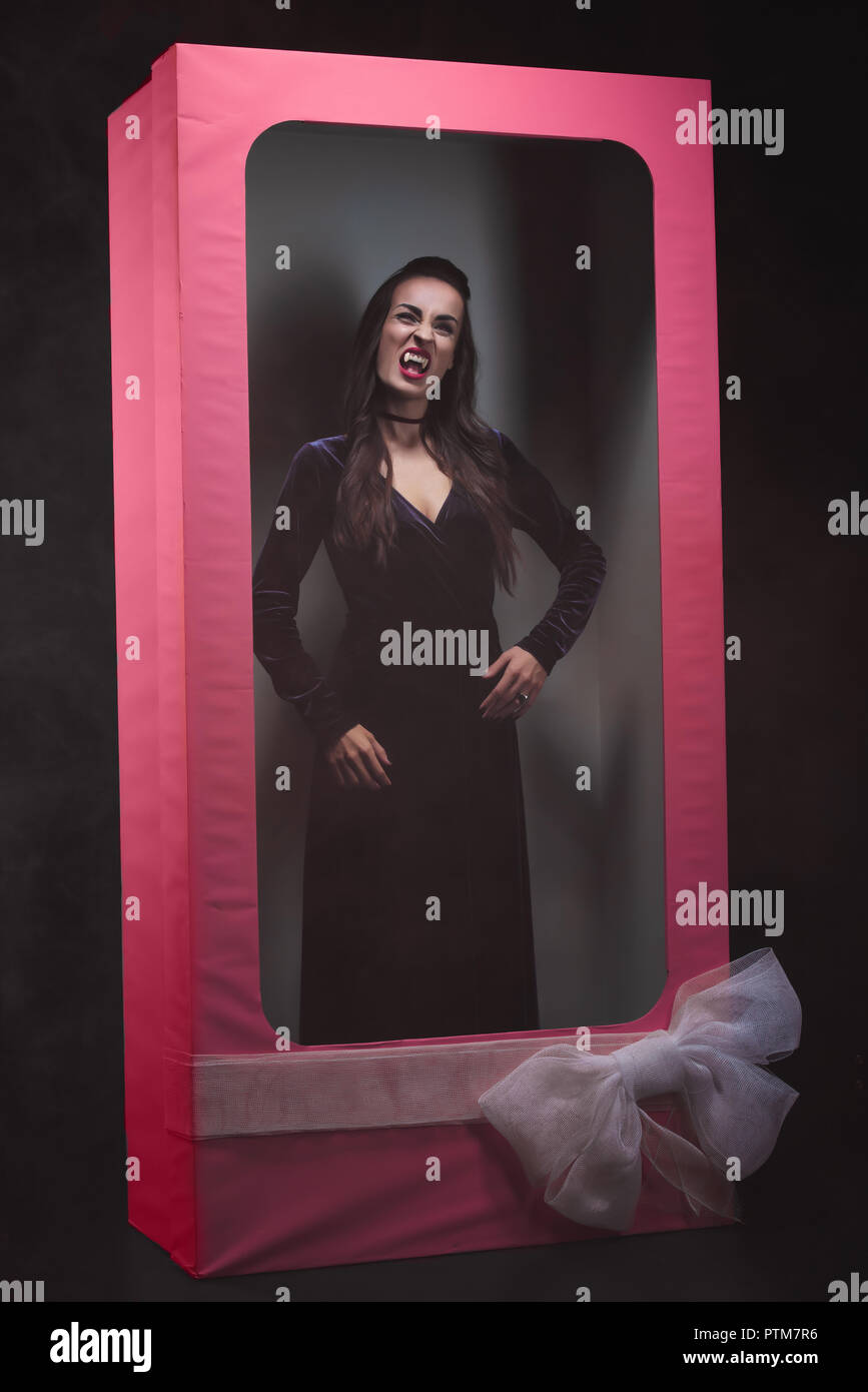 Scary vampiro donna in rosa bambola box Foto Stock