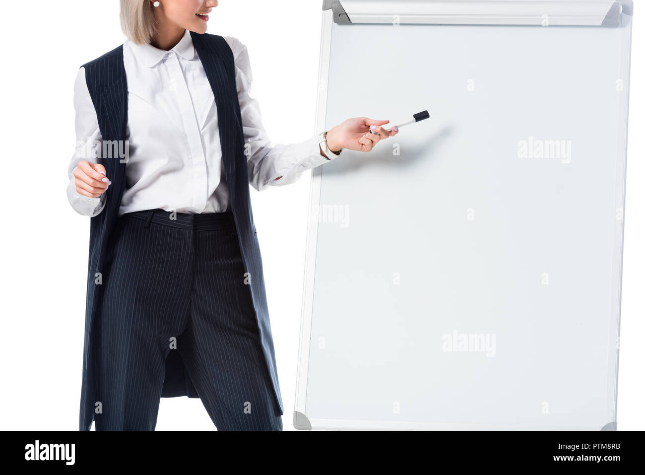 Vista parziale di imprenditrice in abbigliamento formale rivolta alla lavagna vuota isolata su bianco Foto Stock
