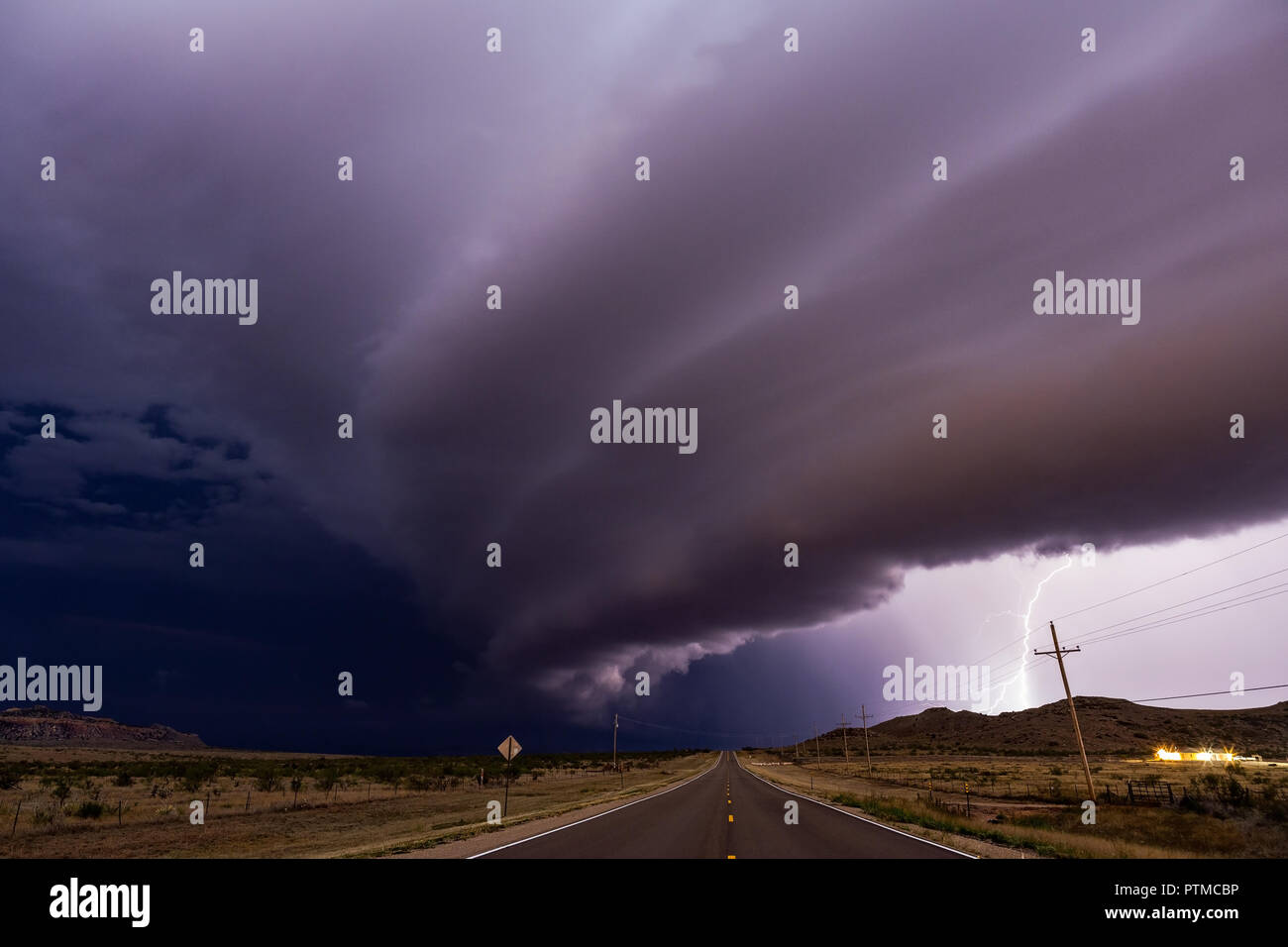 Drammatica nube di scaffale (arcus) e fulmini come temporali ominous si avvicina Tucumcari, New Mexico Foto Stock