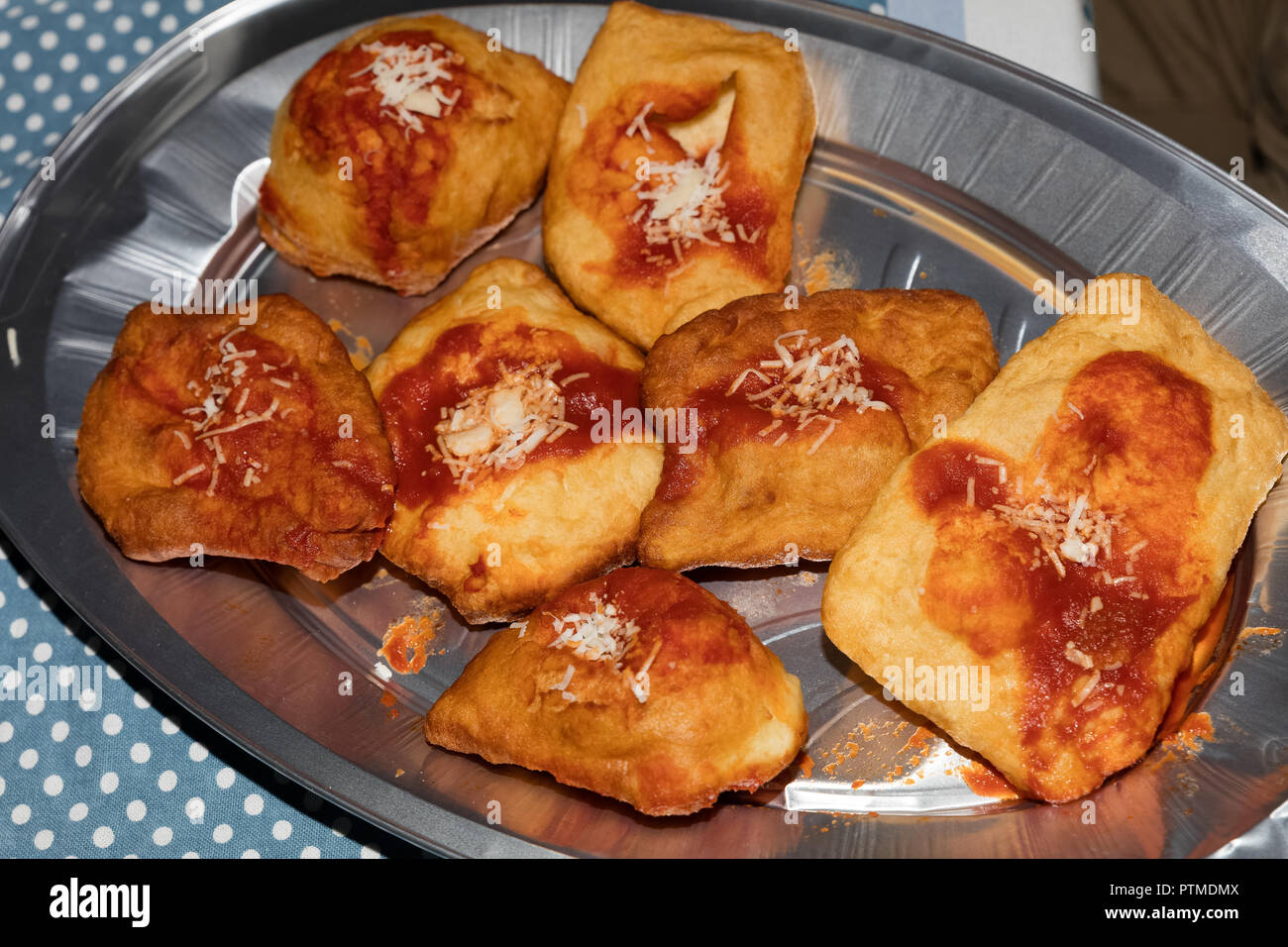 Piccole pizze fritte con salsa di pomodoro e cheeese Foto Stock