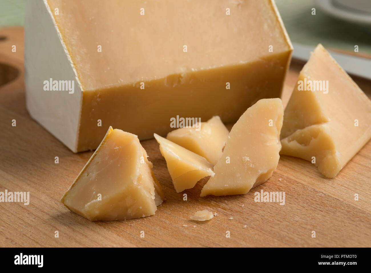 Vecchi pezzi di maturo organico bianco formaggio di capra d Foto Stock