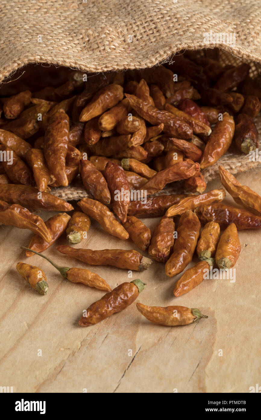 Sacco di iuta con red hot chili peppers closeup Foto Stock