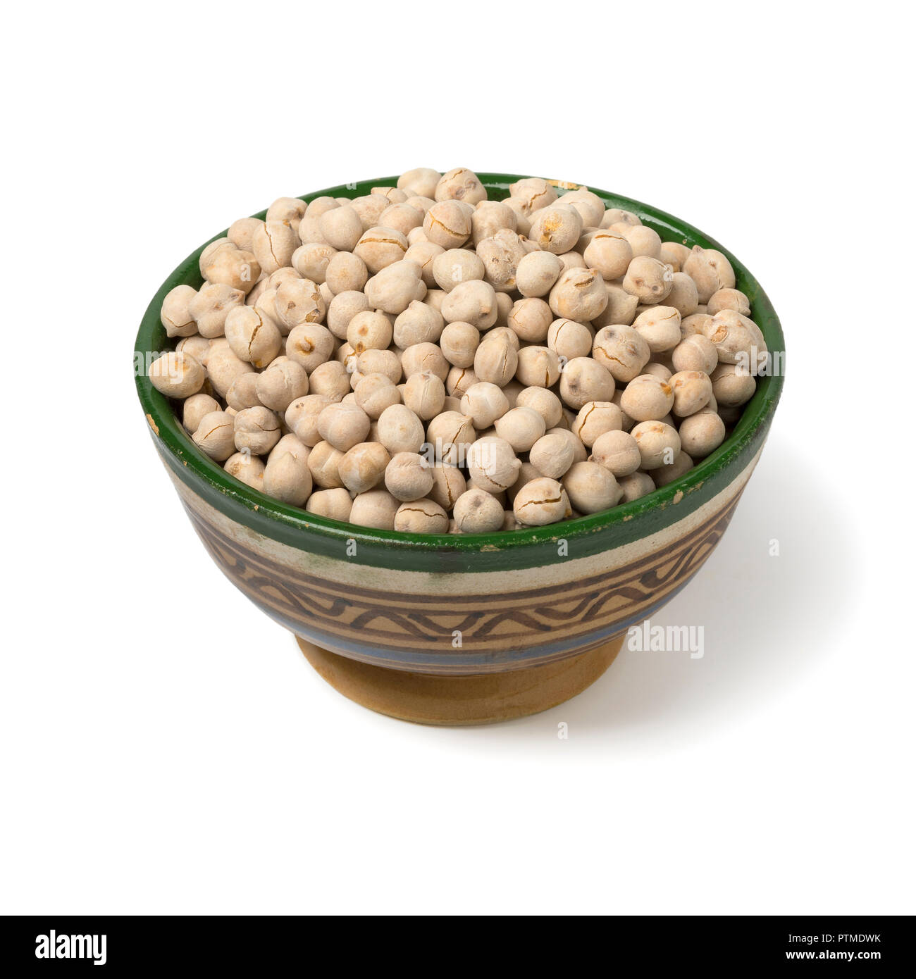 Ciotola con Marocchino tradizionale arrosto di ceci isolati su sfondo bianco Foto Stock