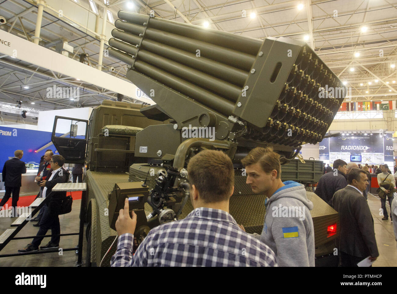 Kiev Kiev, Ucraina. 9 Ott, 2018. Il nuovo ucraino più lanciarazzi BM sistema-21um è osservato durante i bracci e Sicurezza 2018 esposizione internazionale a Kiev in Ucraina.la mostra coinvolge 500 aziende provenienti da 17 Paesi: Stati Uniti, Turchia, Cina, Emirati Arabi Uniti, Germania, Polonia, Repubblica Ceca, Slovacchia, Croazia, Austria, Lussemburgo, Danimarca, Lettonia, del Kazakistan, dell'Ucraina, che presentano simili 60 unità di macchine e 11 unità di aeromobili. Le corse per 4 giorni. Credito: Pavlo Gonchar SOPA/images/ZUMA filo/Alamy Live News Foto Stock