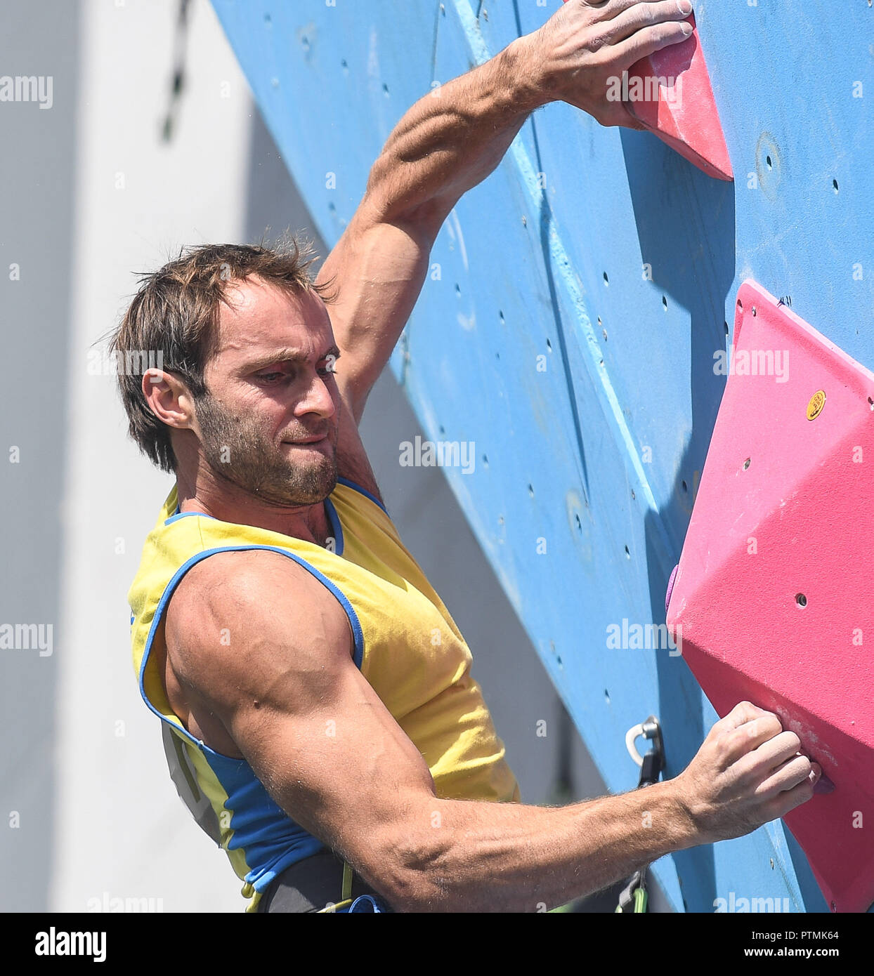 (181010) -- HUAI AN, Ottobre 10, 2018 (Xinhua) -- Ucraina la Karpin Sergii compete durante l'uomo portare semifinale a 'la cinghia e la strada' arrampicata Internazionale Torneo Master 2018 in Huai'an City, est cinese della provincia di Jiangsu, Ottobre 10, 2018. (Xinhua/Ji Chunpeng) Foto Stock