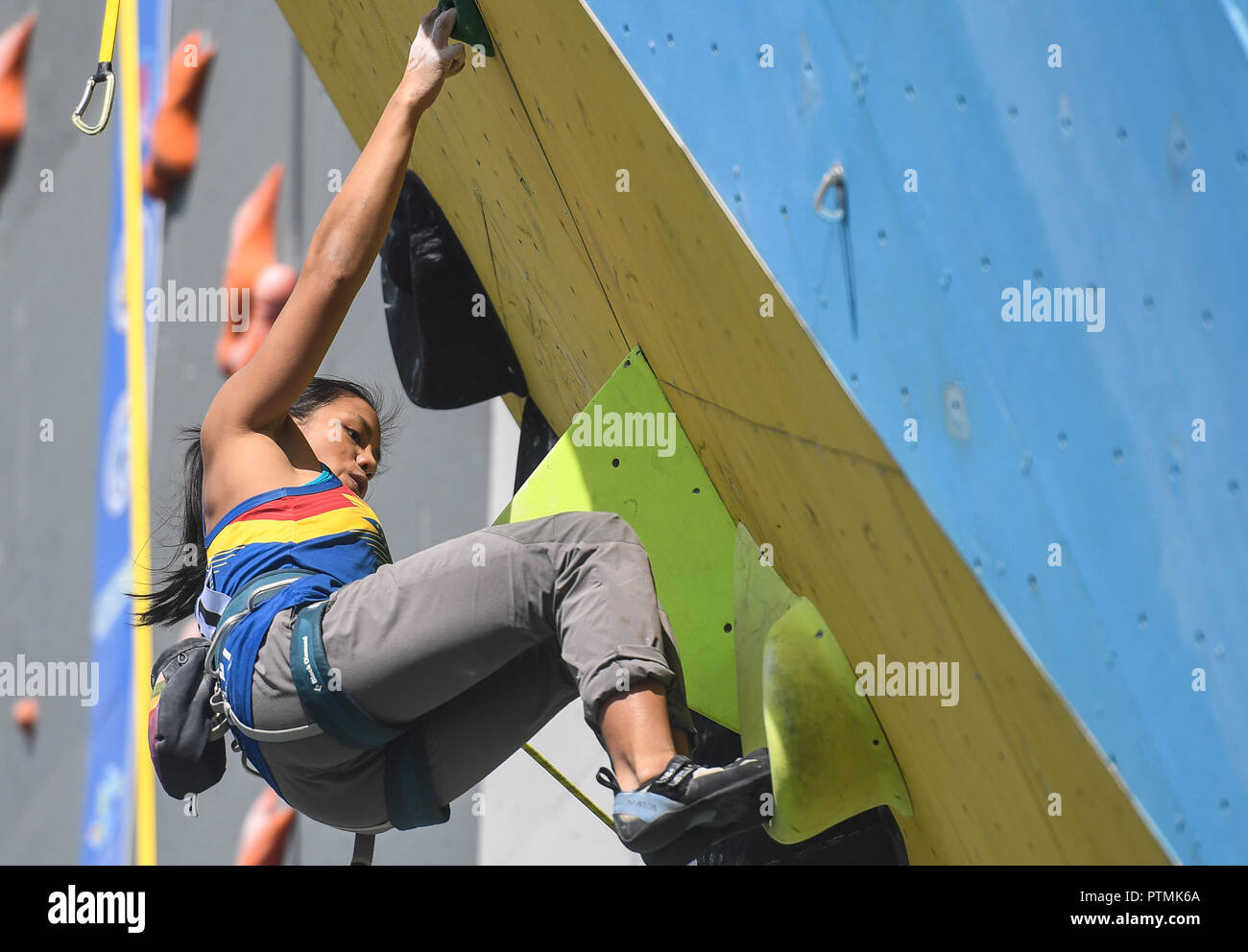 (181010) -- HUAI AN, Ottobre 10, 2018 (Xinhua) -- Ala Joanne delle Filippine compete durante le donne del piombo semifinale a 'la cinghia e la strada' arrampicata Internazionale Torneo Master 2018 in Huai'an City, est cinese della provincia di Jiangsu, Ottobre 10, 2018. (Xinhua/Ji Chunpeng) Foto Stock