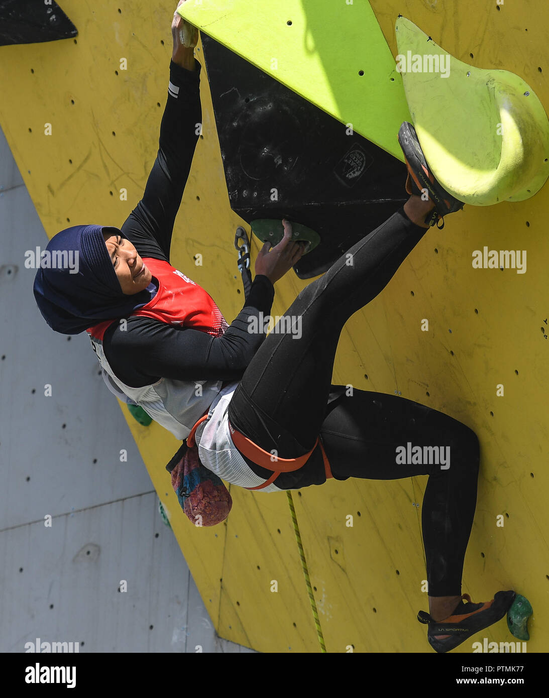 (181010) -- HUAI AN, Ottobre 10, 2018 (Xinhua) -- Indonesia Agustina Sari compete durante le donne del piombo semifinale a 'la cinghia e la strada' arrampicata Internazionale Torneo Master 2018 in Huai'an City, est cinese della provincia di Jiangsu, Ottobre 10, 2018. (Xinhua/Ji Chunpeng) Foto Stock