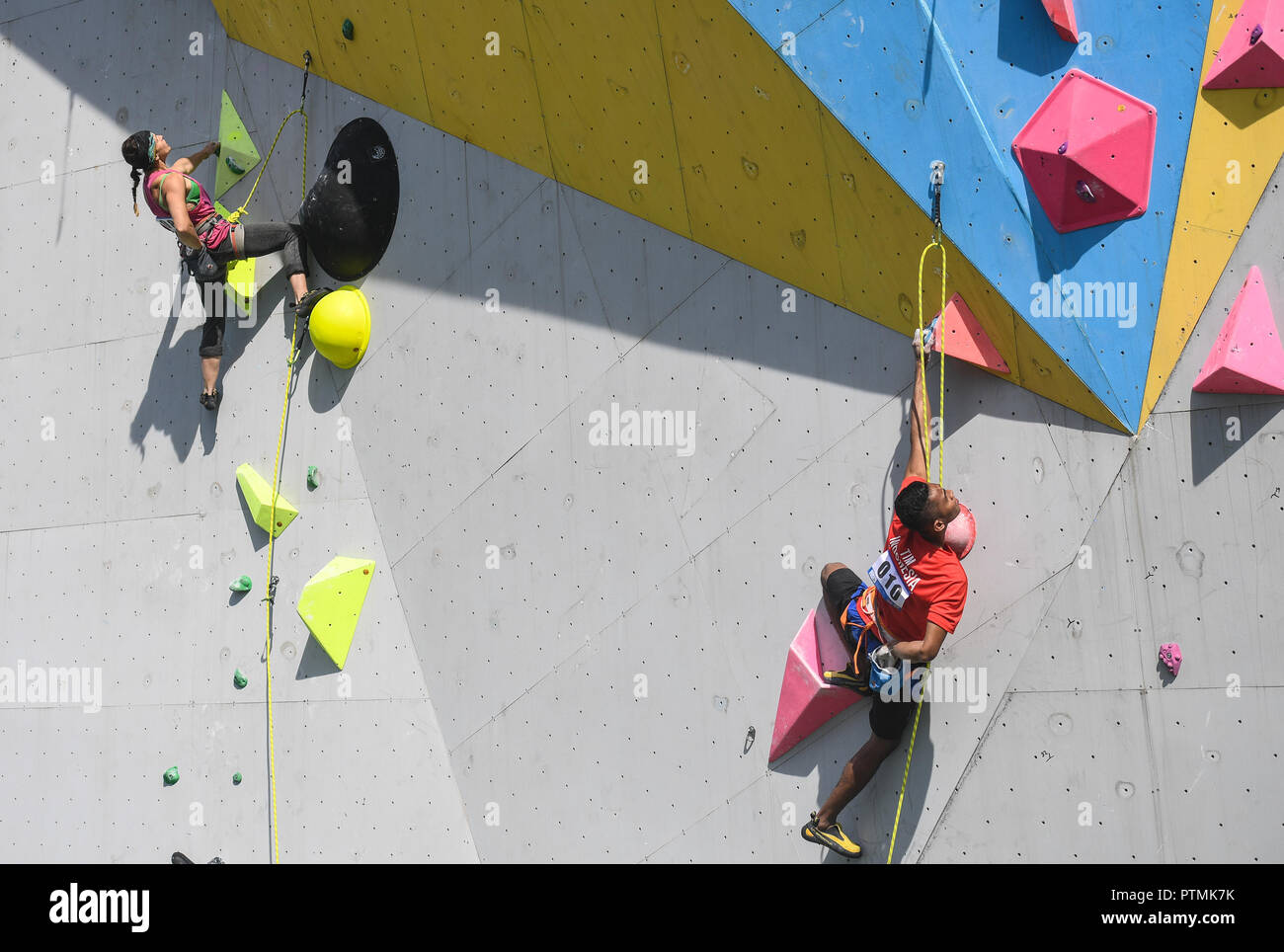 (181010) -- HUAI AN, Ottobre 10, 2018 (Xinhua) -- Indonesia Sabri (R) compete durante l'uomo portare semifinale a 'la cinghia e la strada' arrampicata Internazionale Torneo Master 2018 in Huai'an City, est cinese della provincia di Jiangsu, Ottobre 10, 2018. (Xinhua/Ji Chunpeng) Foto Stock