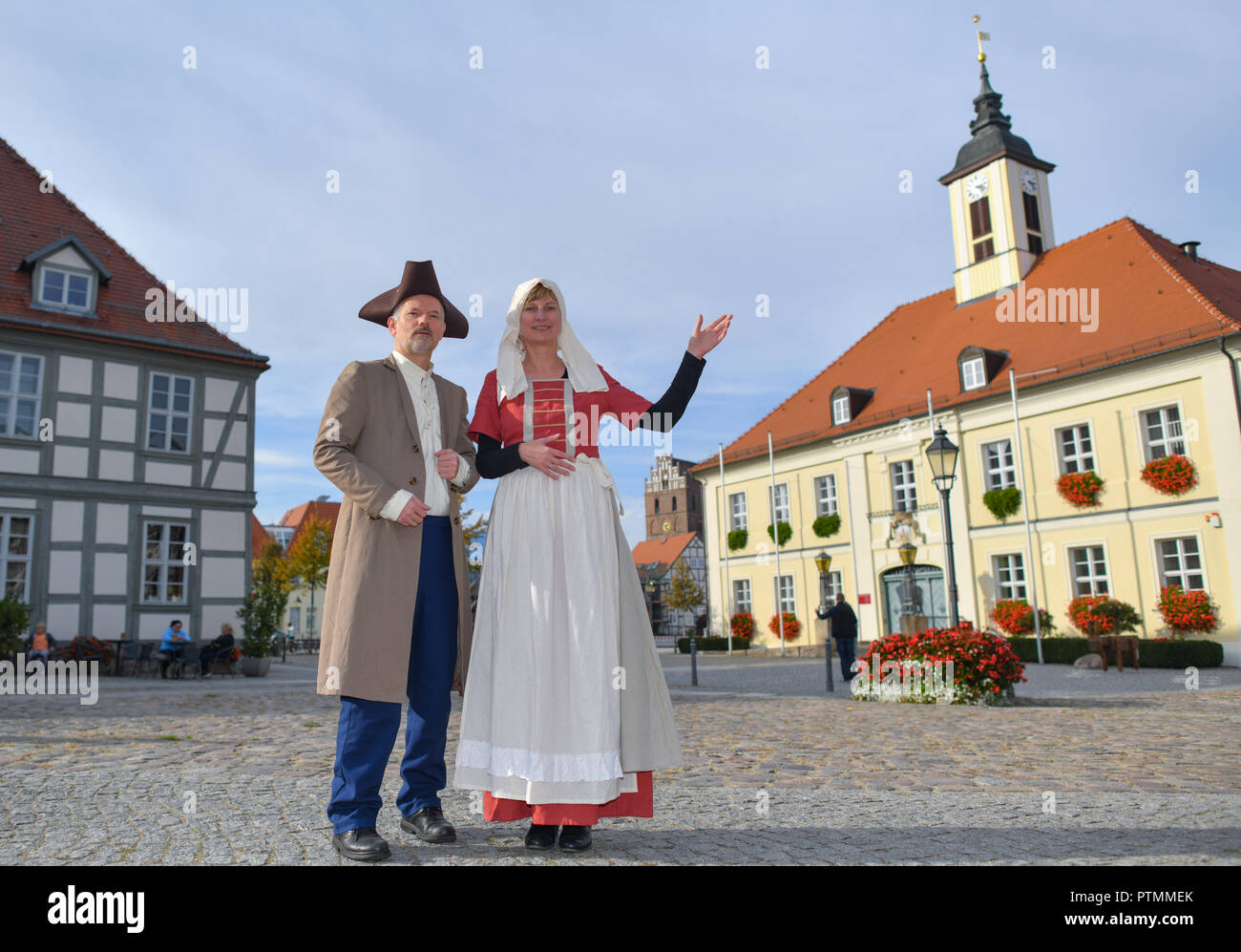 Angermuende, Brandenburg. 09oct, 2018. Kena Hüsers e suo marito Norbert stand travestito da ancelle e ugonotti sulla piazza del mercato di fronte al municipio (r). Credito: Patrick Pleul/dpa-Zentralbild/ZB/dpa/Alamy Live News Foto Stock