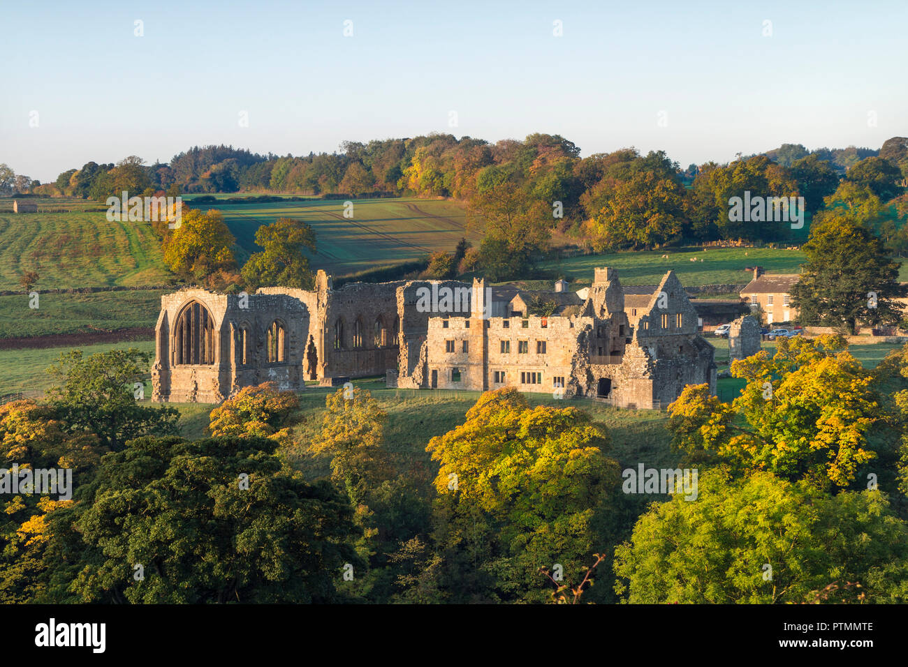 Abbazia Egglestone, Barnard Castle, nella contea di Durham. Mercoledì 10 Ottobre 2018. Regno Unito Meteo. Il Rising Sun prodotto alcuni splendidi colori autunnali degli alberi che circondano Egglestone Abbey questa mattina. Le previsioni per il resto della giornata è per un unseasonably giorno caldo con abbondanza di sole. David Forster/Alamy Live News Credito: David Forster/Alamy Live News Foto Stock