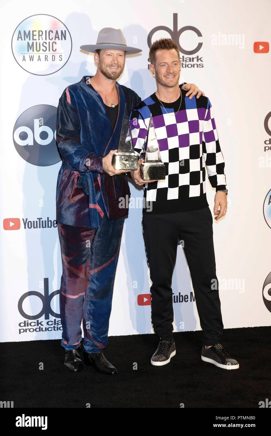 Brian Kelley (l) e Tyler Hubbard di Florida Georgia posa di linea nella sala stampa del 2018 American Music Awards presso Microsoft Theatre di Los Angeles, Stati Uniti d'America, il 09 ottobre 2018. | Utilizzo di tutto il mondo Foto Stock