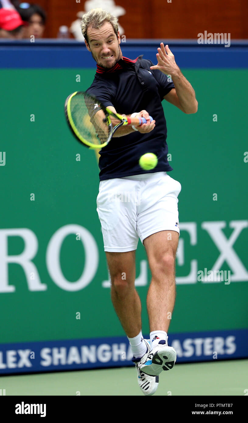 Shanghai. 10 ottobre, 2018. In Francia la Richard Gasquet colpisce un ritorno durante gli Uomini Singoli Secondo turno match contro l'Argentina Juan Martin Del Potro presso il Masters di Shanghai il torneo di tennis su 10 Ottobre, 2018. Richard Gasquet perso 0-2. Credit: ventola Jun/Xinhua/Alamy Live News Foto Stock