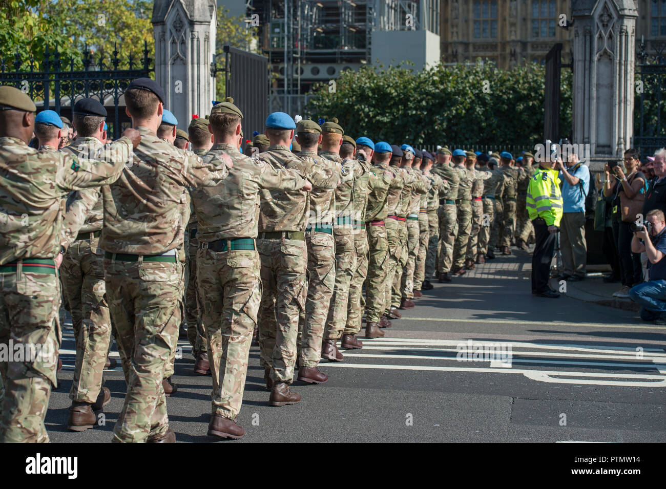 Westminster, Londra, Regno Unito. 10 ottobre, 2018. L'esercito marzo al Parlamento di essere ringraziato dal Parlamento per il servizio non è un teatro di operazioni, ma in 55 paesi e prevede un contingente di 120 personale dell'esercito - una distillazione di 51,726 soldati che hanno distribuito lo scorso anno in più di 55 paesi su operazioni di impegno per la difesa e la formazione e l'25.000 truppe svoltasi nella disponibilità a distribuire in qualsiasi momento. Essi arrivano al Parlamento europeo accompagnata dalla famosa banda del granatiere guardie in completo abito cerimoniale. Credito: Malcolm Park editoriale/Alamy Live News Foto Stock