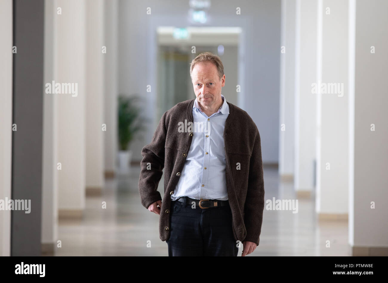 Il 10 ottobre 2018, Assia, Frankfurt/Main: Ansgar Wucherpfennig, Rettore dell Università Cattolica Sankt Georgen in Frankfurt am Main, passeggiate attraverso le università prima di un colloquio con l Agenzia Tedesca di Stampa. Secondo il Vaticano, l'ultima parola non è stata ancora pronunciata nel procedimento riguardante il padre gesuita. In precedenza si era divenuta nota che la Rom Wucherpfennig voluto spingere fuori ufficio a causa di dichiarazioni liberale circa l' omosessualità e della donna nella Chiesa. (A dpa 'Vaticano: Processo liberale circa rettore dell università ancora in corso') Foto: Frank Rumpenhorst/dpa Foto Stock