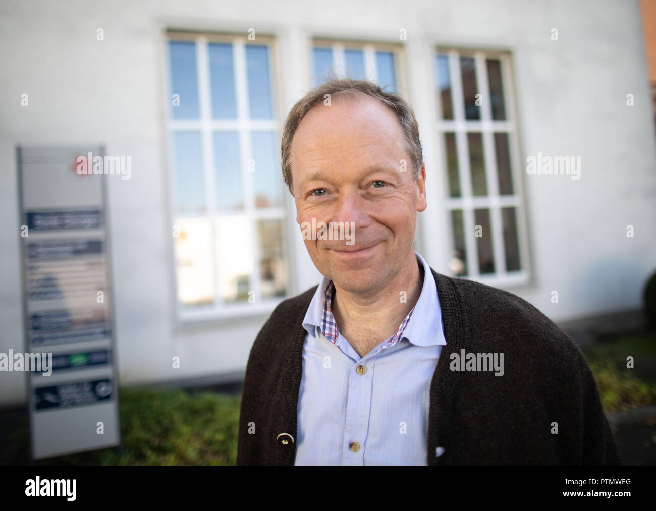 Il 10 ottobre 2018, Assia, Frankfurt/Main: Ansgar Wucherpfennig, Rettore dell Università Cattolica Sankt Georgen in Frankfurt am Main, è in piedi di fronte a un colloquio con l Agenzia Tedesca di Stampa sul campus dell'università. Secondo il Vaticano, l'ultima parola non è stata ancora pronunciata nel procedimento riguardante il padre gesuita. In precedenza si era divenuta nota che la Rom Wucherpfennig voluto spingere fuori ufficio a causa di dichiarazioni liberale circa l' omosessualità e della donna nella Chiesa. (A dpa 'Vaticano: Processo liberale circa rettore dell università ancora in corso') Foto: Frank Rumpenh Foto Stock