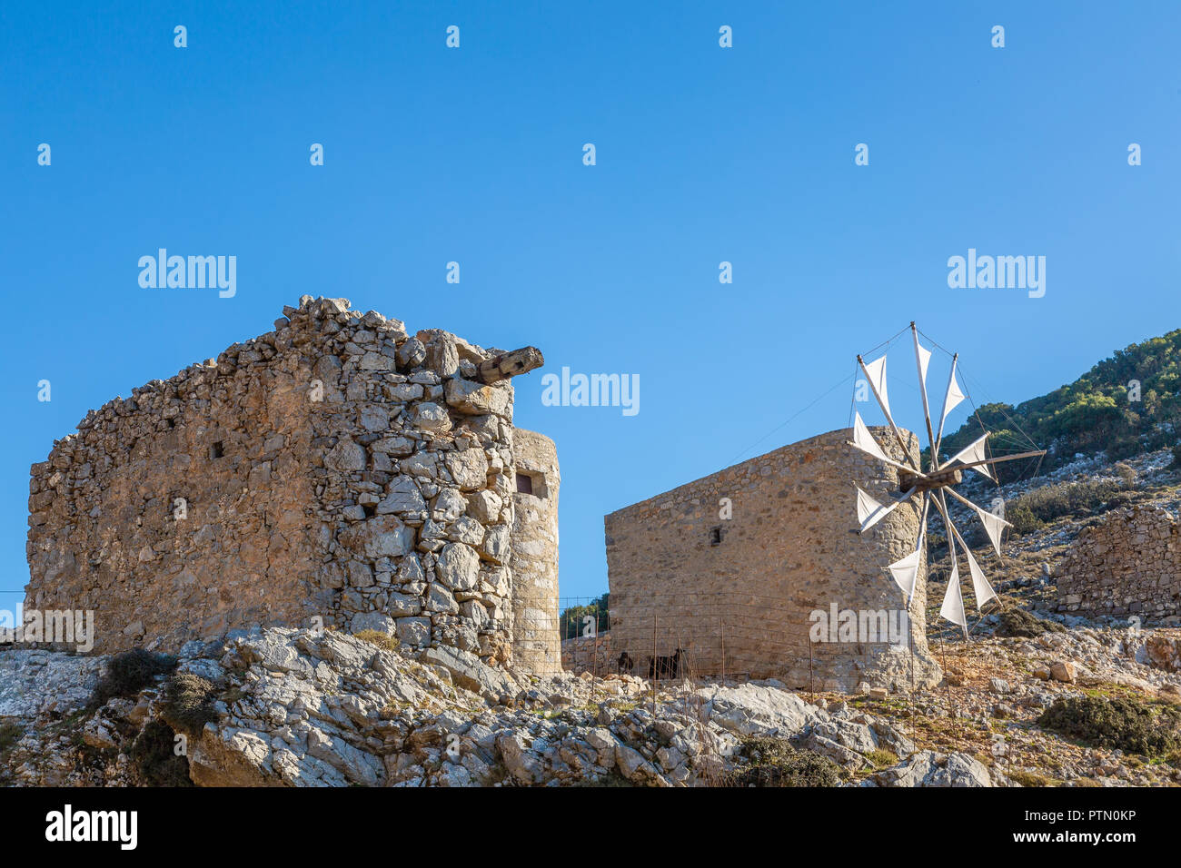 Mulini a vento dell'altopiano di Lasithi in montagne di Creta, Grecia Foto Stock