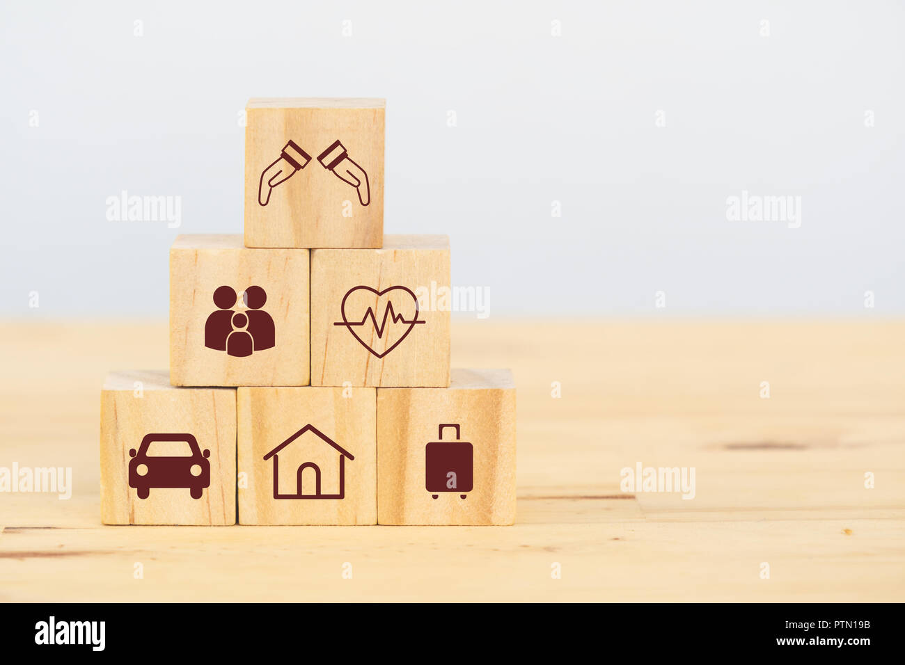 Concetto di assicurazione, cubo di legno simboleggiano mettere l'assicurazione per proteggere o coprire la persona, Proprietà ,responsabilità, affidabilità,auto, vita, business, salute, h Foto Stock