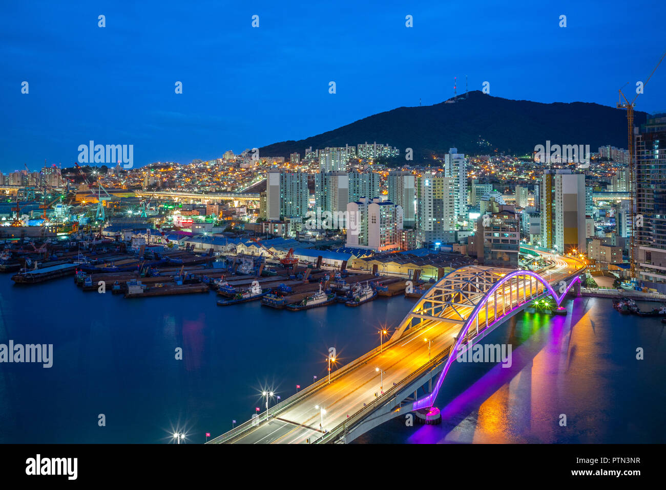 Vista notturna del porto di Busan e ponte in Corea del Sud Foto Stock