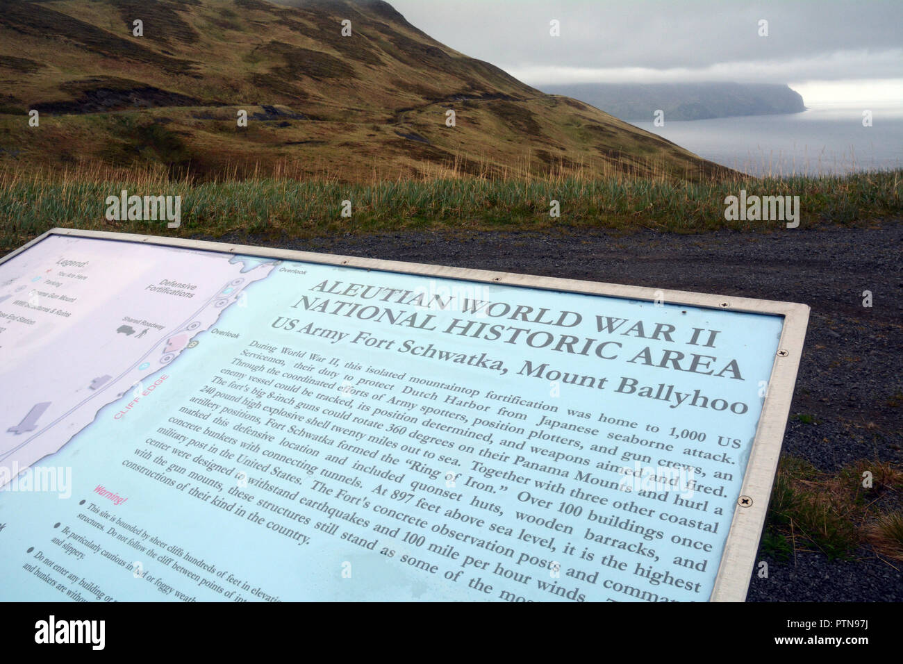 Un segnale di informazione in ingresso per le Isole Aleutine Guerra Mondiale due National Historic Area, Fort Schwatka, Amaknak Island, Unalaska, Alaska, Stati Uniti d'America. Foto Stock