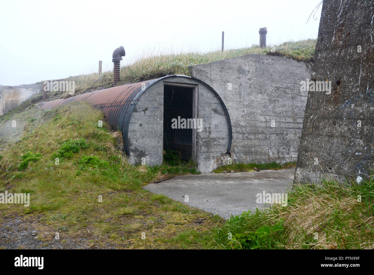 Abbandonate la Seconda Guerra Mondiale negli Stati Uniti due bunker militare di Fort Schwatka sul Monte Ballyhoo Amaknak Island, Unalaska, isole Aleutian, Alaska, Stati Uniti d'America. Foto Stock