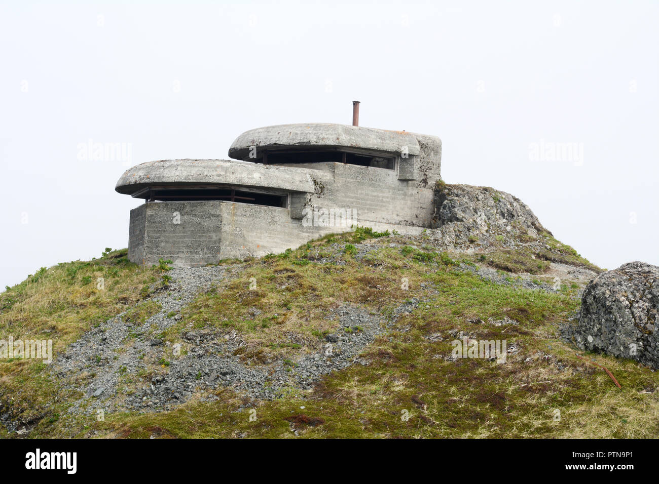 Abbandonate la Seconda Guerra Mondiale negli Stati Uniti due bunker militare e punto di osservazione sulla Bunker Hill, su Harbor olandese, Unalaska, isole Aleutian, Alaska, Stati Uniti d'America. Foto Stock