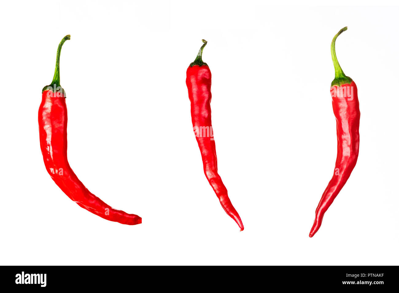Tre pezzi di peperoncino rosso isolato su sfondo bianco Foto Stock