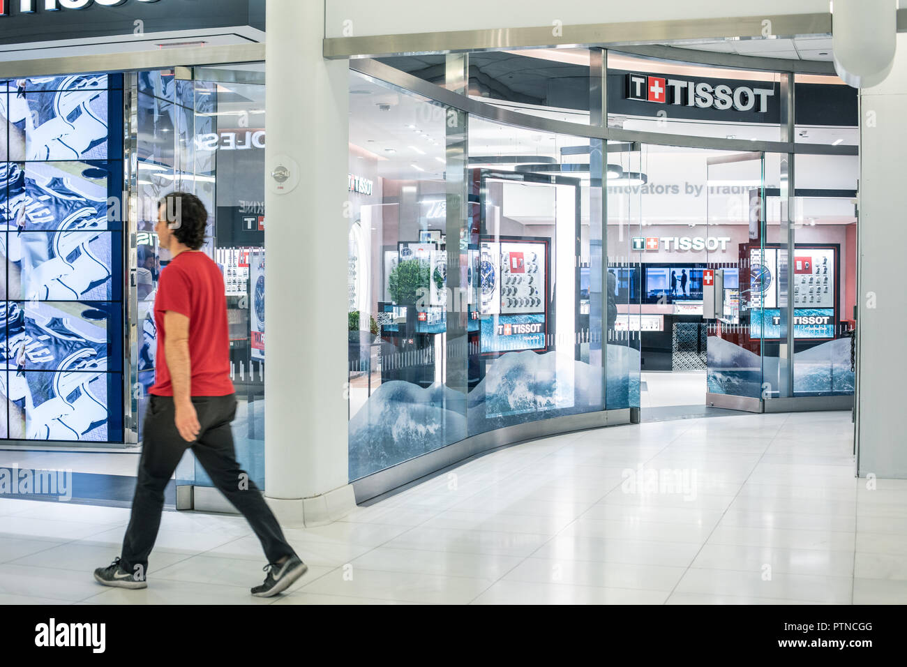 NEW YORK, Stati Uniti d'America - Agosto 2018: una persona che passa da ufficiali Tissot store a occhio Shopping Center di New York. Tissot è un lusso svizzero orologiaio, fondata nel 1853. Foto Stock