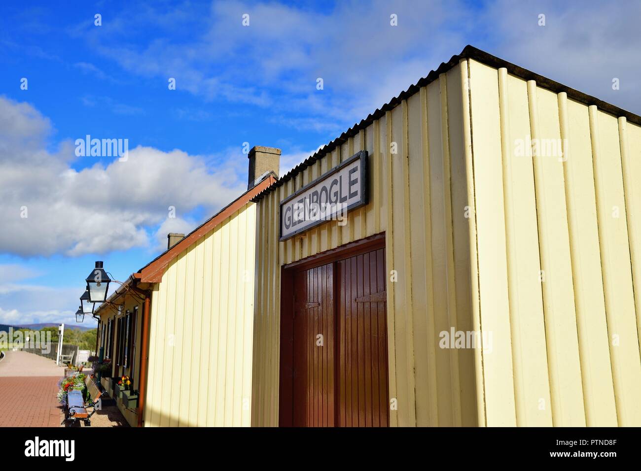 Broomhill, Scotland, Regno Unito. La stazione ferroviaria e paltforn in Broomhill, Scozia servita dalla ferrovia Stratsspey. Foto Stock