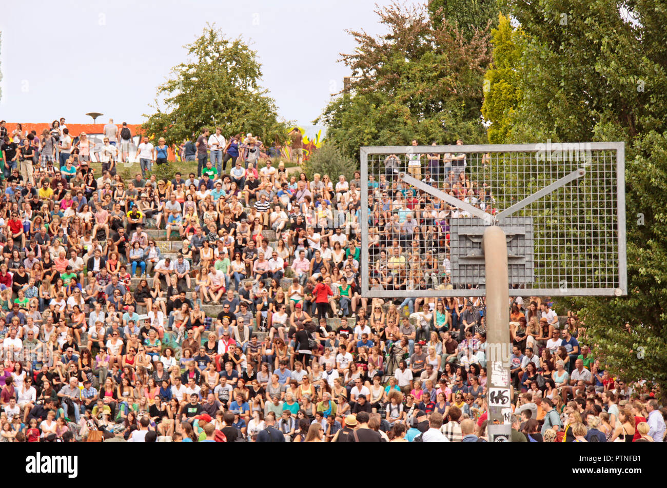 Berlin Mauer Park durante la manifestazione di domenica karaoke Foto Stock
