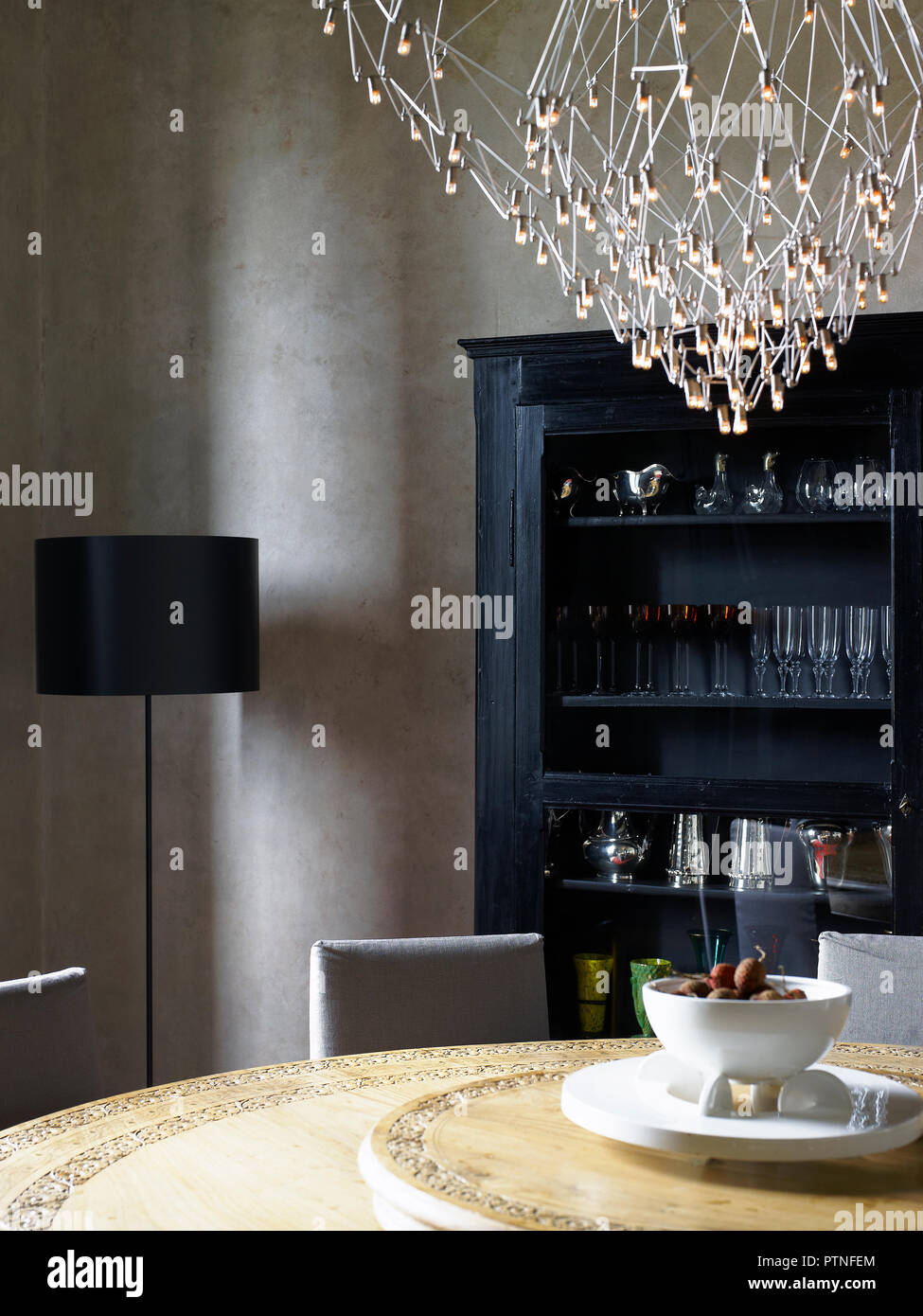 Elegante sala da pranzo e fulcro in una casa contemporanea in Italia Foto Stock