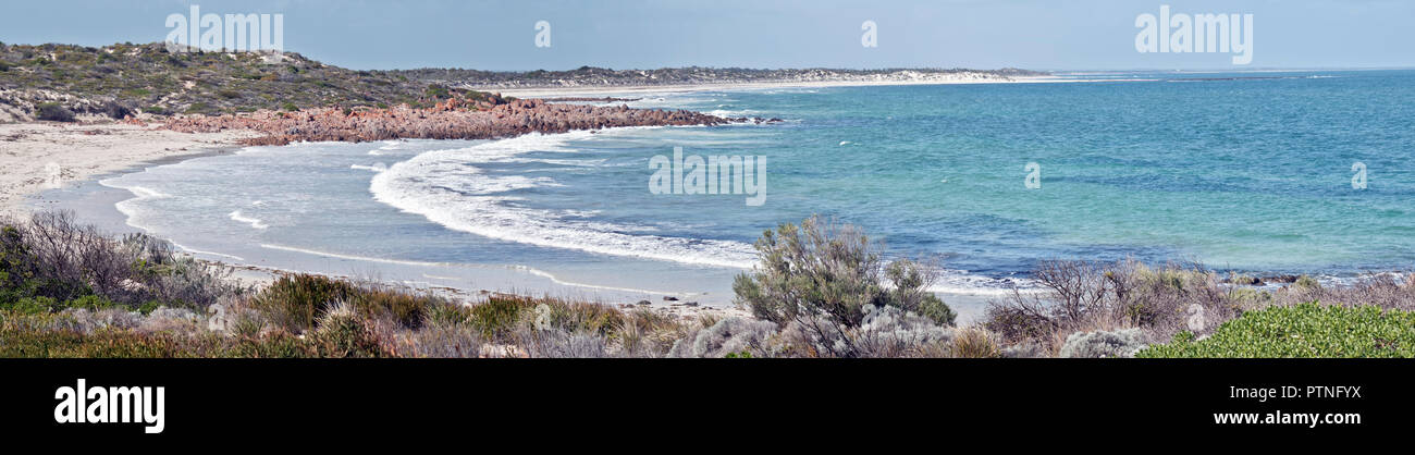 Le onde sono delicatamente sulla laminazione di shore a Port Victoria Foto Stock