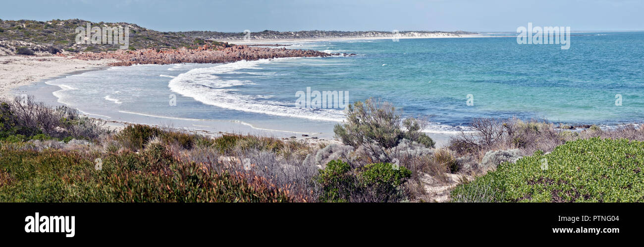 Le onde sono delicatamente sulla laminazione di shore a Port Victoria Foto Stock