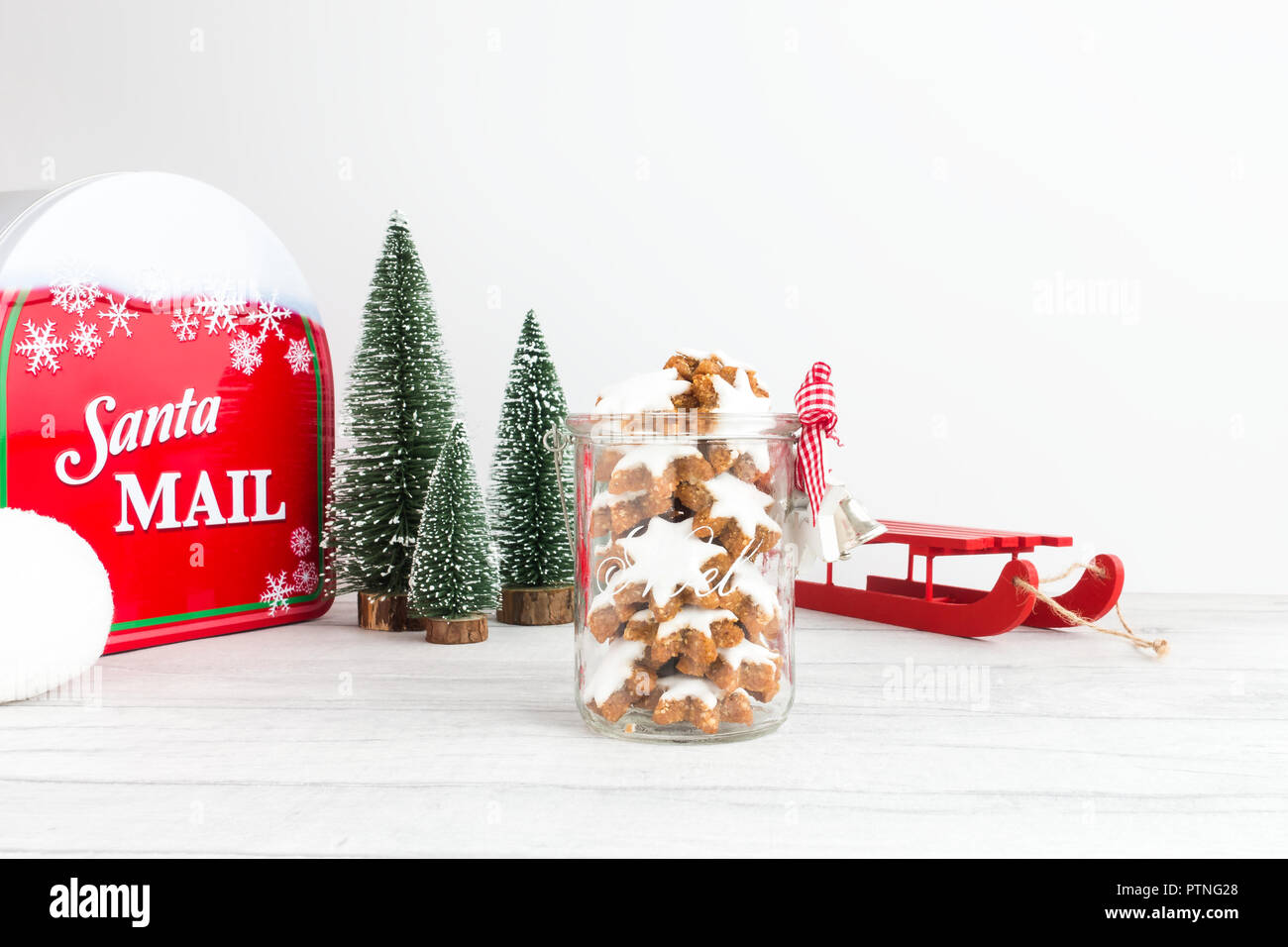 Biscotti Di Natale Zimtsterne.Biscotti Di Natale Tedesco Zimtsterne Cannella Stelle In Un Vaso Di Vetro Con Decorazione Di Natale Una Mazza Abeti Una Santa Cassetta Postale E Una Palla Di Neve Foto Stock Alamy