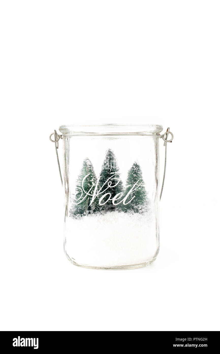 Tre mini alberi di Natale e la neve in mason vasetto in vetro con maniglia in metallo. Fai da te. Fatte a mano. Foto Stock
