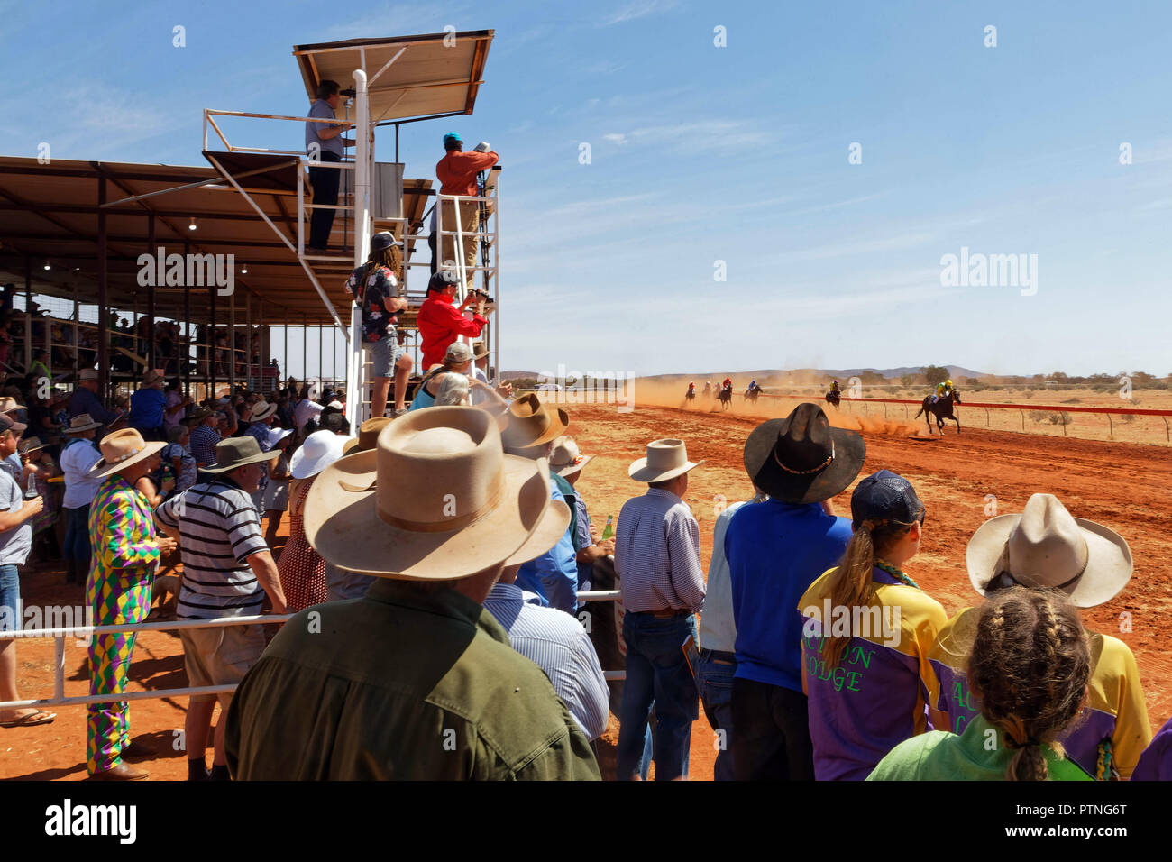 Spettatori guarda le gare di cavalli a Landor, 1000km a nord di Perth, Western Australia. Foto Stock