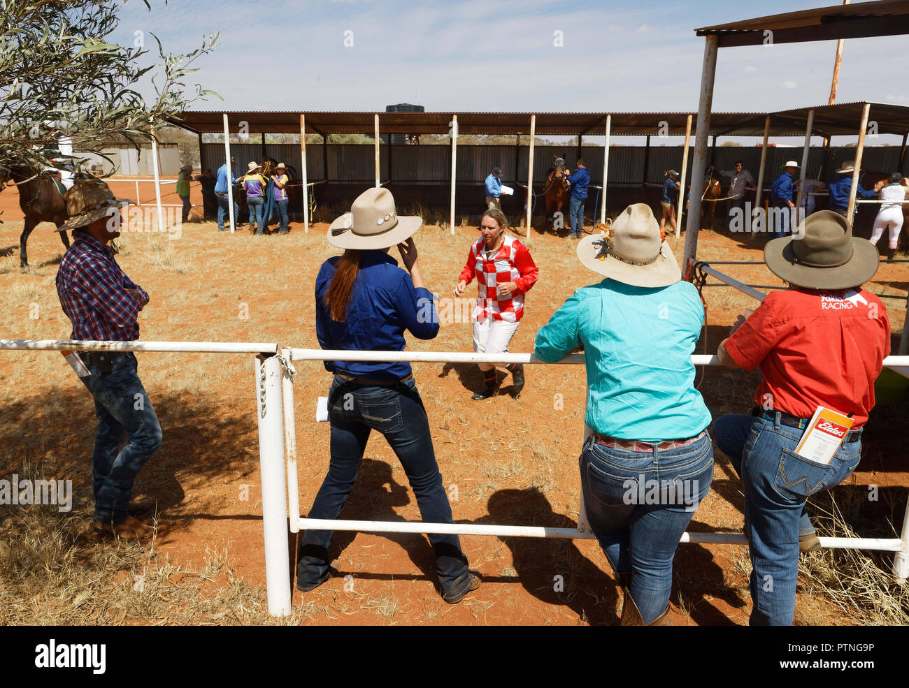Spettatori guarda le gare di cavalli a Landor, 1000km a nord di Perth, Western Australia. Foto Stock