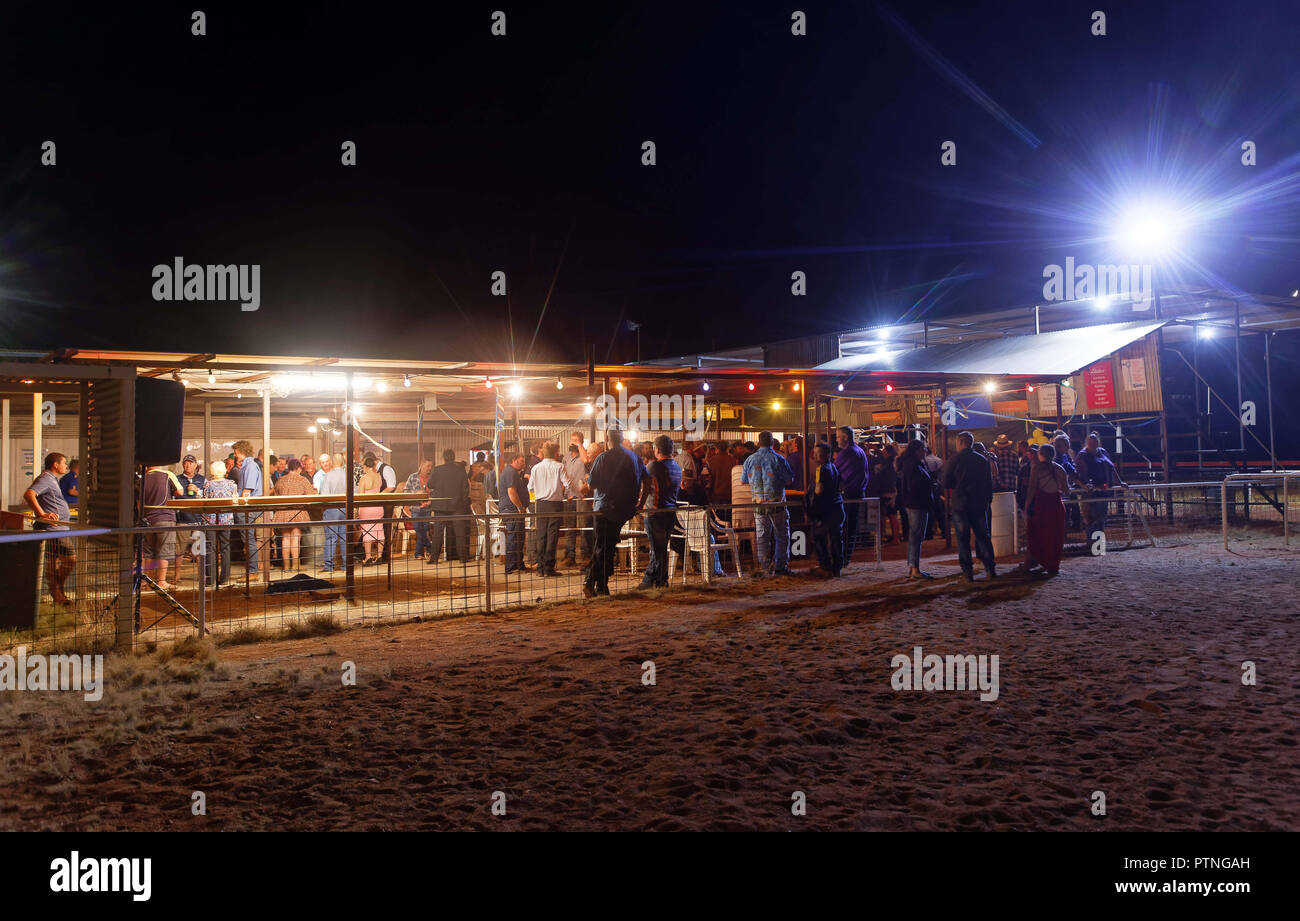 I partecipanti al Outback palla, un evento collaterale alle corse dei cavalli a Landor, 1000km a nord di Perth, Western Australia. Foto Stock