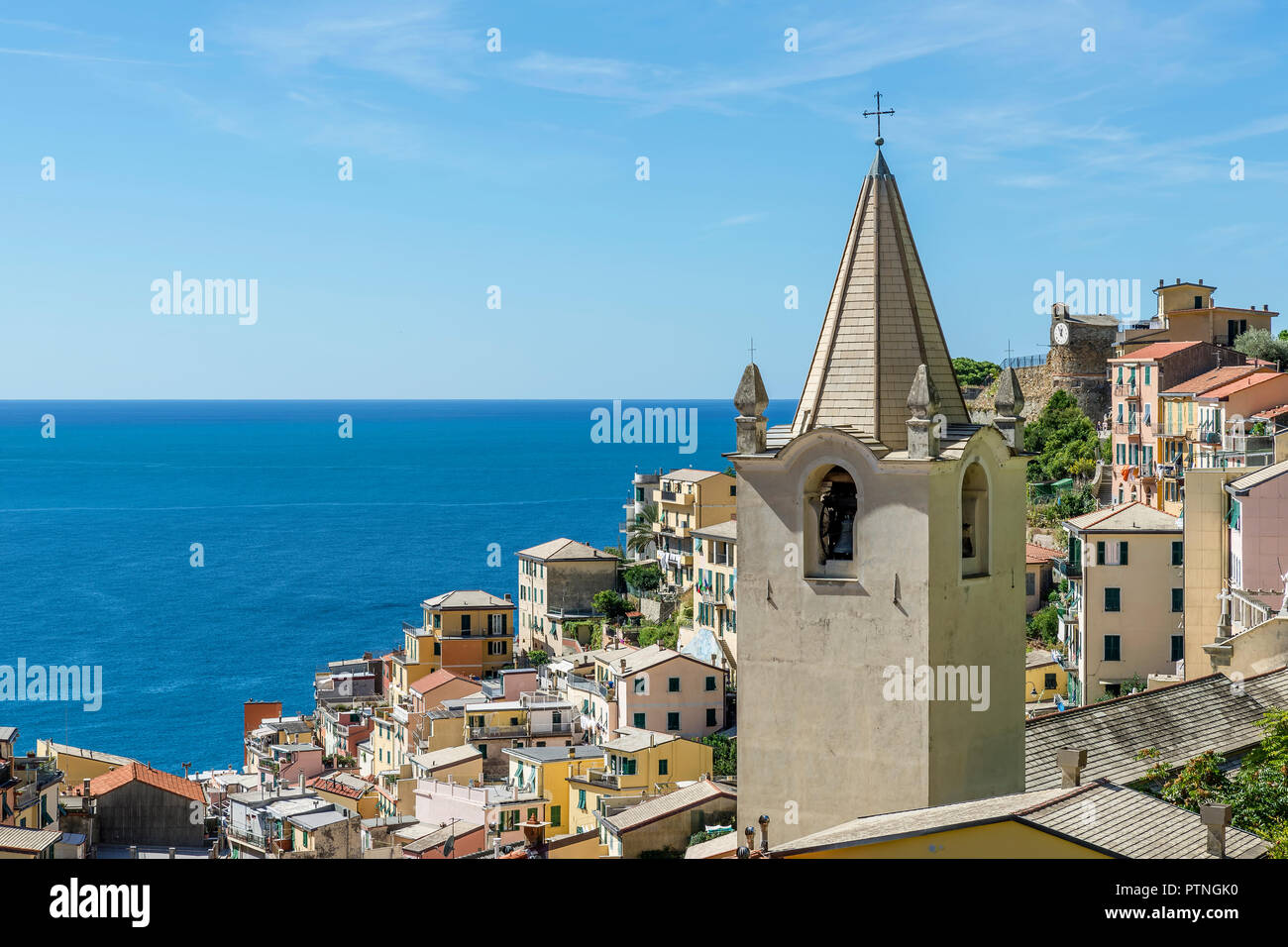 Vista del villaggio sul mare di Riomaggiore e la chiesa di San Giovanni Battista, Cinque Terre Liguria, Italia Foto Stock