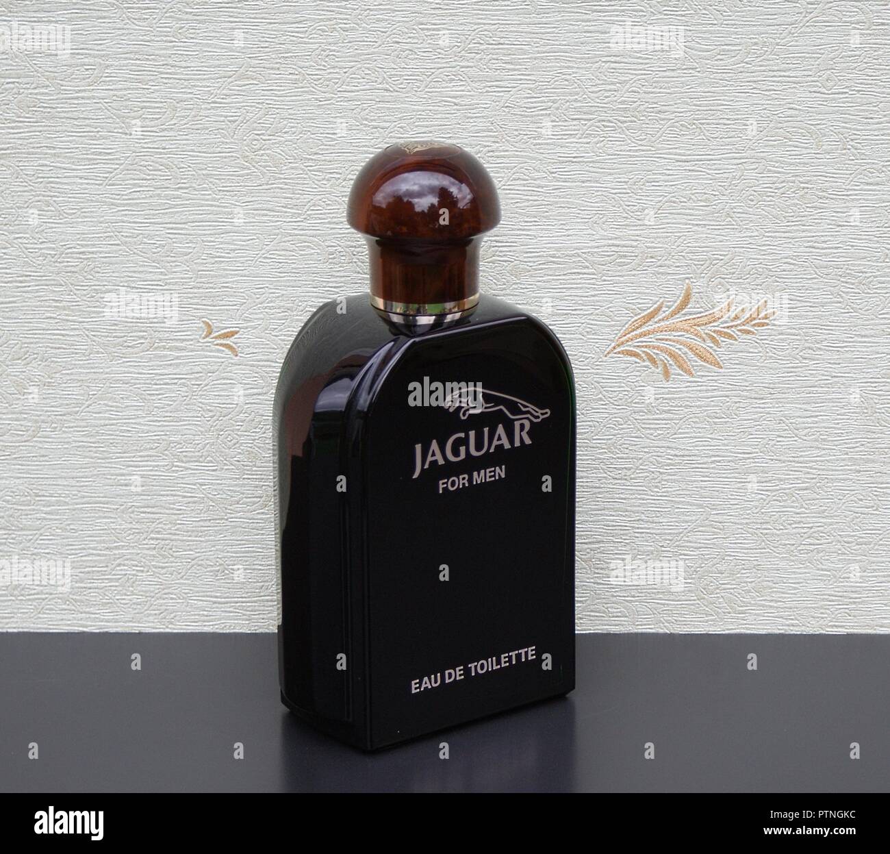 Jaguar per uomini, Eau de Toilette, grande bottiglia di profumo di fronte il satin wallcovering Elysee Foto Stock