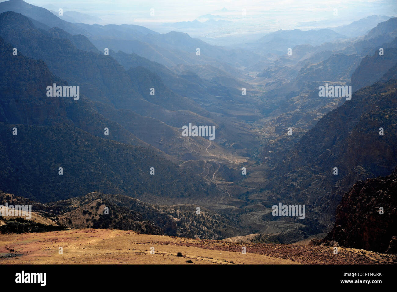 Vista panoramica dal Re della strada statale, che piomba su alta cresta della Grande Rift Valley. in Giordania Foto Stock