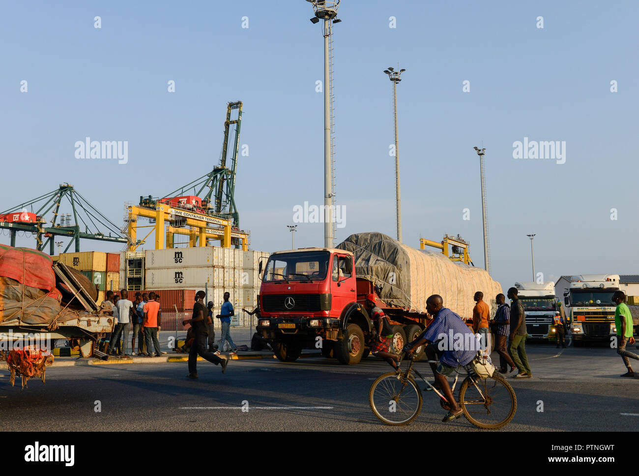 Il Togo, Lomé, LCT Lome terminale per container port, Mercedes Benz carrello trasporto merci Foto Stock