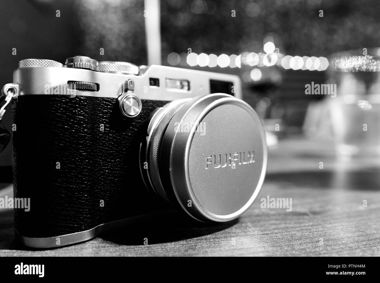Fujifilm x100f fotocamera su un tavolo di notte Foto Stock