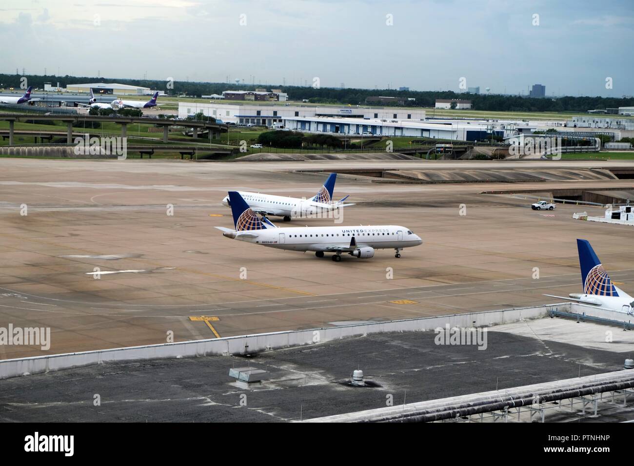 Gli aerei sulla pista all'Aeroporto Intercontinentale George Bush (IAH) a Houston, Texas, Stati Uniti d'America. Foto Stock