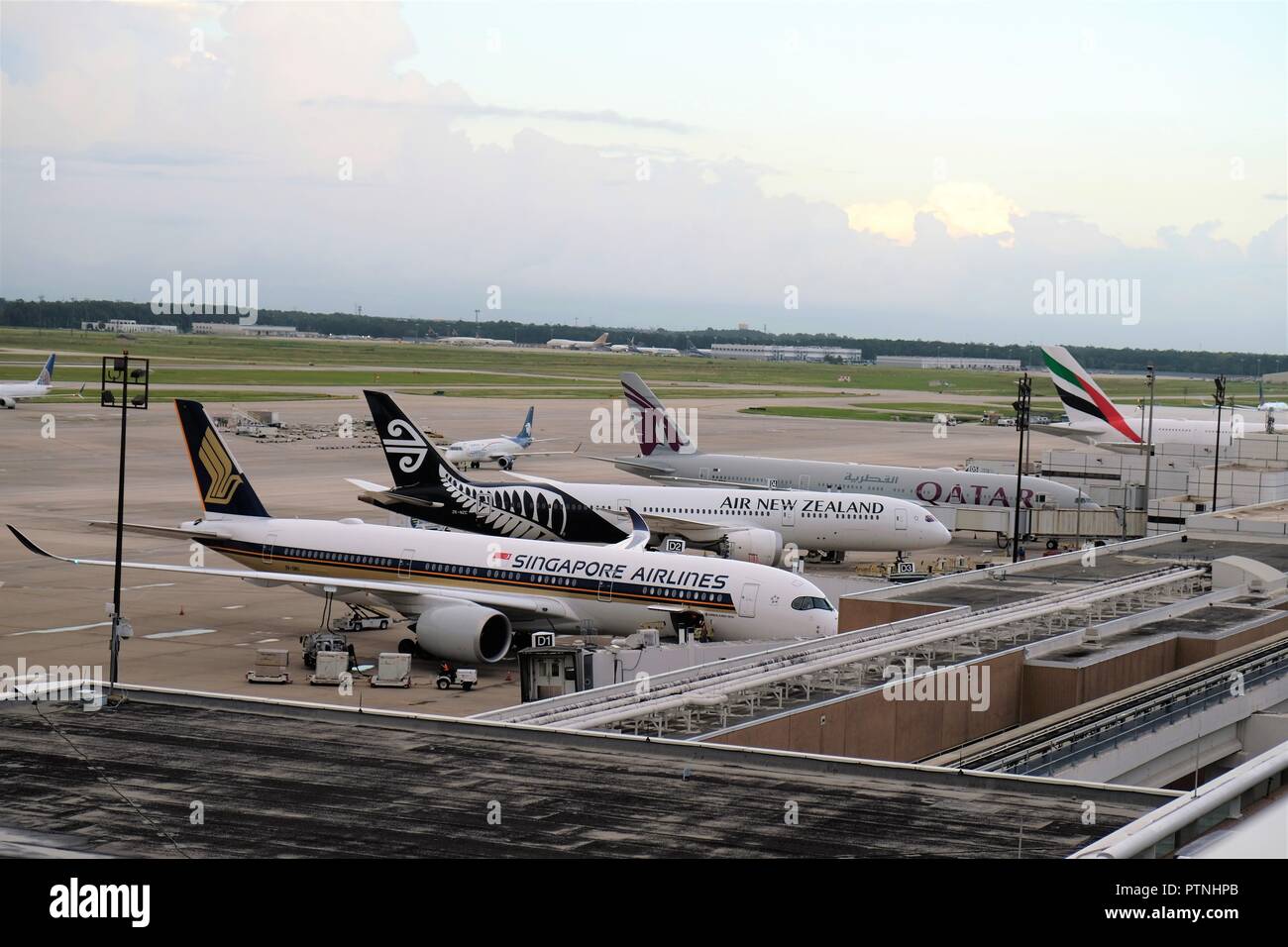 Gli aerei sulla pista all'Aeroporto Intercontinentale George Bush (IAH) a Houston, Texas, Stati Uniti d'America. Foto Stock