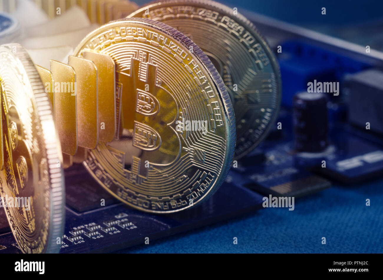 Oro fisico Bitcoin moneta su un computer per la scheda video. Nuovi stati indipendenti in tutto il mondo cryptocurrency. Bitcoin mining con computer. Foto Stock