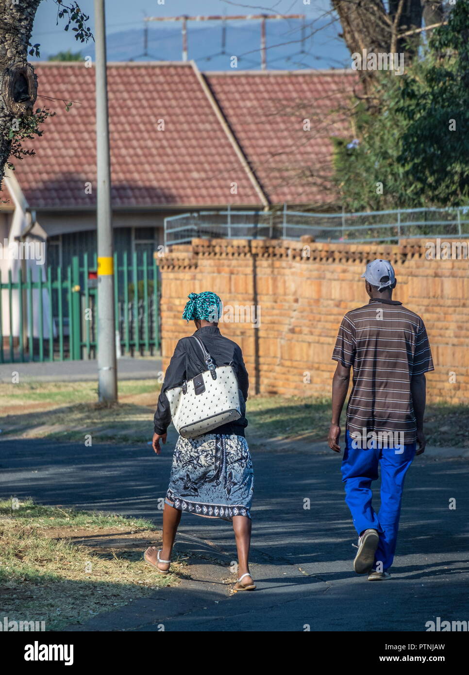 Johannesburg, Sud Africa - nero non identificato South African giovane a piedi attraverso le strade di un sobborgo residenziale di immagine con spazio di copia Foto Stock