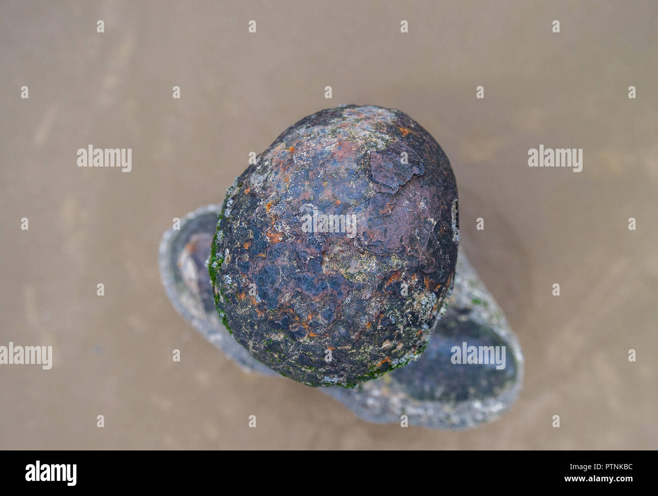 Sir Antony Gormley ghisa figure su Crosby Beach, Liverpool, Regno Unito Foto Stock