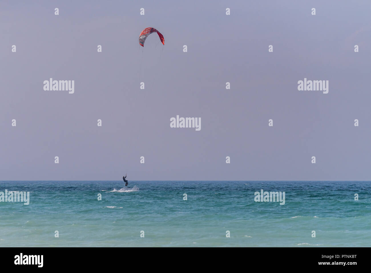 Kite surfer scrematura di superficie del lago. Foto Stock