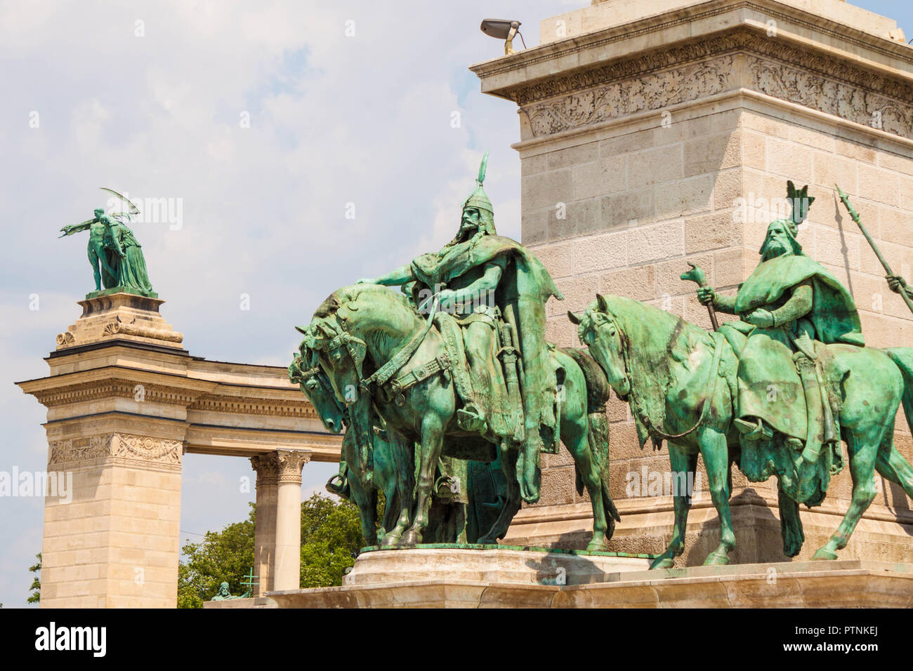 Piazza degli Eroi (Hosok tere) a Budapest, in Ungheria con statua complesso delle sette Chieftains di Magyars e altri importanti leader nazionali. Foto Stock
